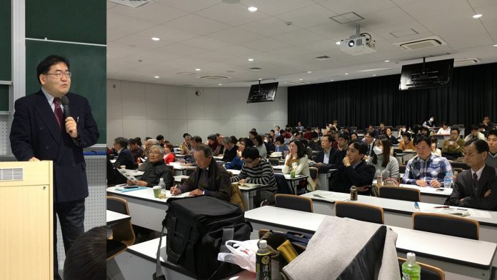 ①片倉佳史氏の講演に聞き入る受講者