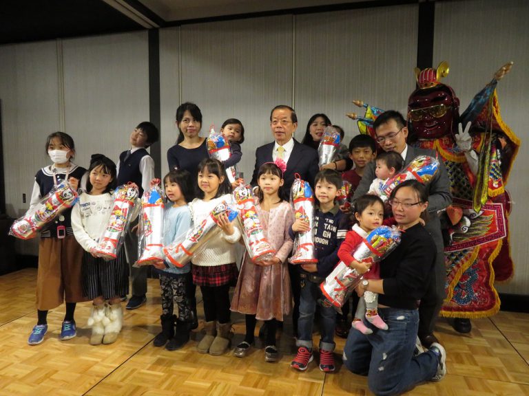 代表處忘年會　代表副代表慰勞員工一年辛勞