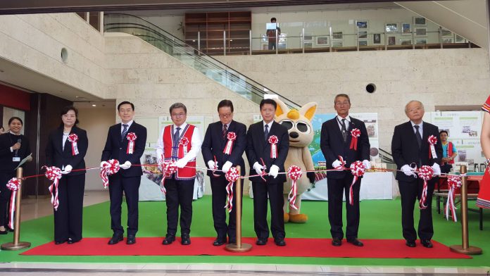 照片2:主辦單位琉球台灣商工協會吳啟源會長(右3)、沖繩時報武富和彥社長(中)及來賓駐日本代表處郭仲熙副代表(右1)、駐那霸辦事處范振國處長(左2)等人進行開幕剪綵。