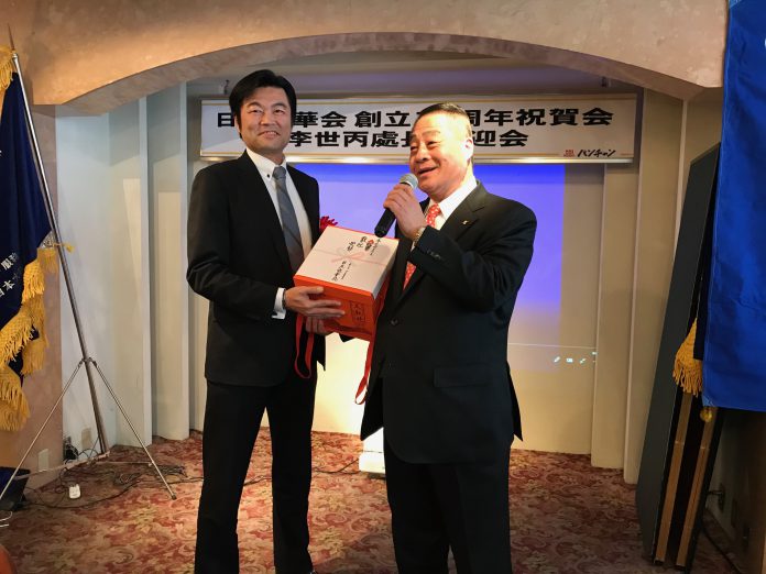 李世丙處長(左)致贈禮品慶祝欣華會成立十五周年