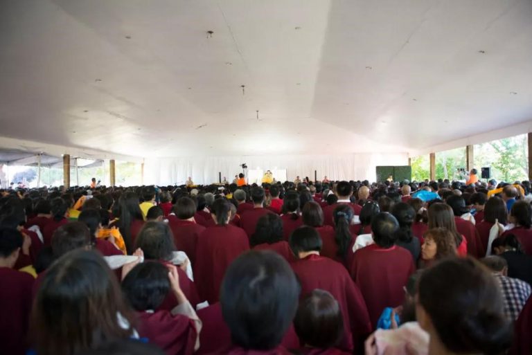 H.H. ドルジェチャン仏第三世のため、アメリカ国旗が掲揚