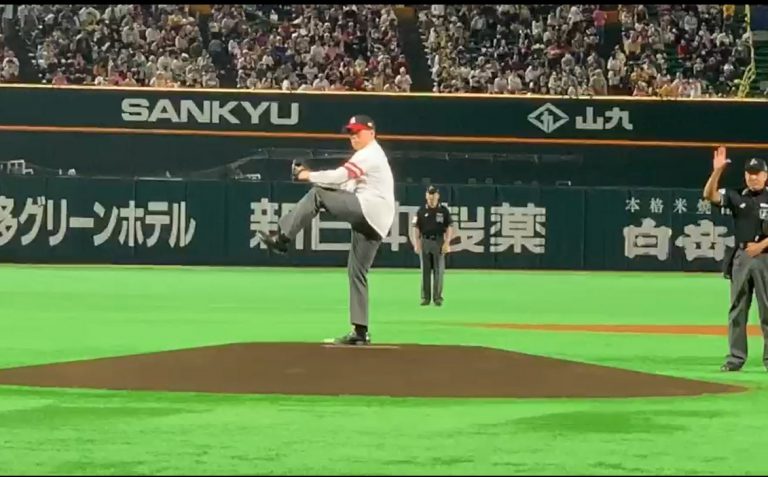 春を告げた陳忠正福岡総領事の始球式