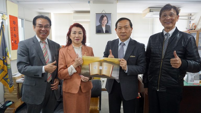 台商捐贈橫濱中華學院電子書　盼配合數位化發揚文化