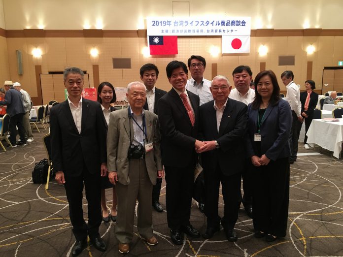 ①陳忠正・福岡総領事も駆けつけ、来場者と固い握手