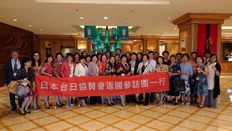 台日協贊會返台　捐贈僑校助學金