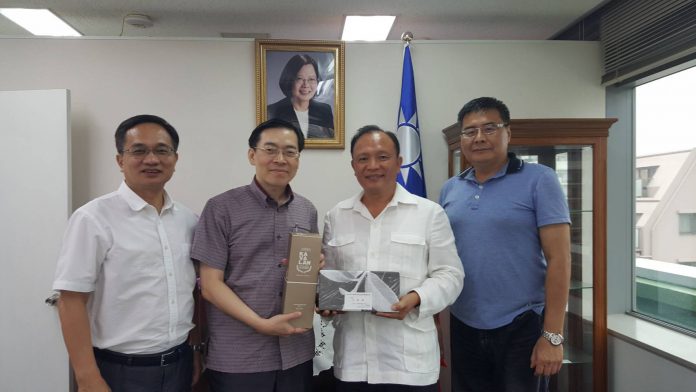 照片1:前農委會主委、台灣琉球協會理事長林聰賢(右2)、秘書長李明峻(右1)、理事胡占江(左1)拜會駐那霸辦事處范振國處長(左2)。