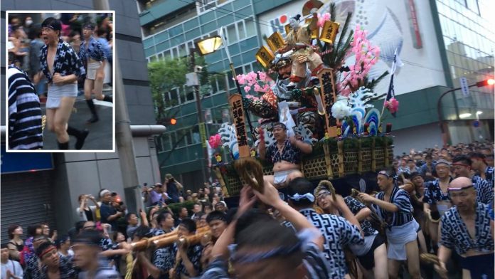 ①勢いよく走る土居流れの山笠と、先走りをする陳忠正総領事