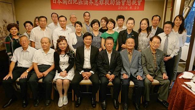 李世丙處長與魏禧之會長等出席懇親會的僑界代表合影