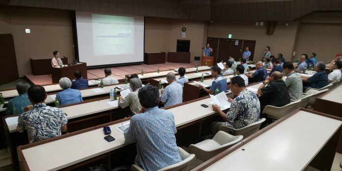 照片1:駐那霸辦事處范振國處長演講情形。