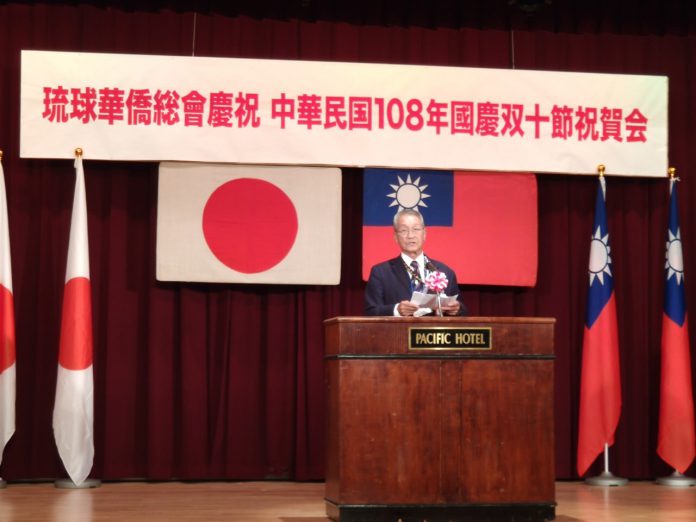 照片1:琉球華僑總會會長張本光輝致詞。