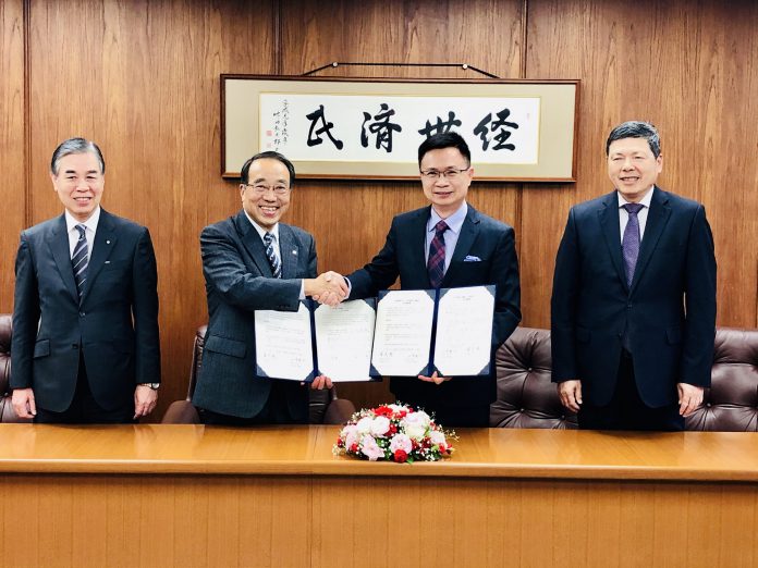 外貿協會黃志芳董事長(右2)及葉明水秘書長(右1)率領台灣55家精密零組件業者赴東京、名古屋及大阪拓銷,11月19日與名古屋商工會議所( Nagoya Chamber of Commerce & Industry)山本亞土會頭(Chairman,左2)),簽定合作備忘錄(MOU),深化兩會未來的合作。