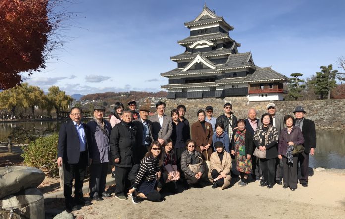 訪團在松本城前留下團體紀念照