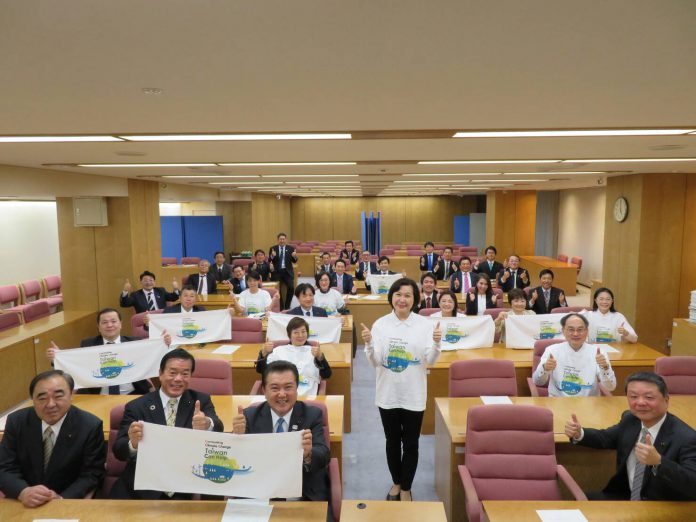 張處長與出席縣議員同持本處印製「Taiwan_Can_Help」毛巾合影_(左3,神奈川縣議會副議長渡邊均;右1,議連會長松田良昭)