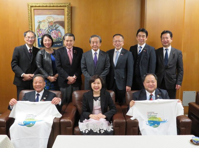 1.張處長與橫山議長(前右1)、谷田部孝一副議長(前左1)與議連幹部合影