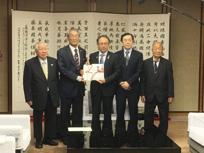照片3:琉球華僑總會張本光輝會長(左2)、由博公顧問(左1)及葉山祐三顧問(右1)捐贈沖繩縣廳200萬日圓。
