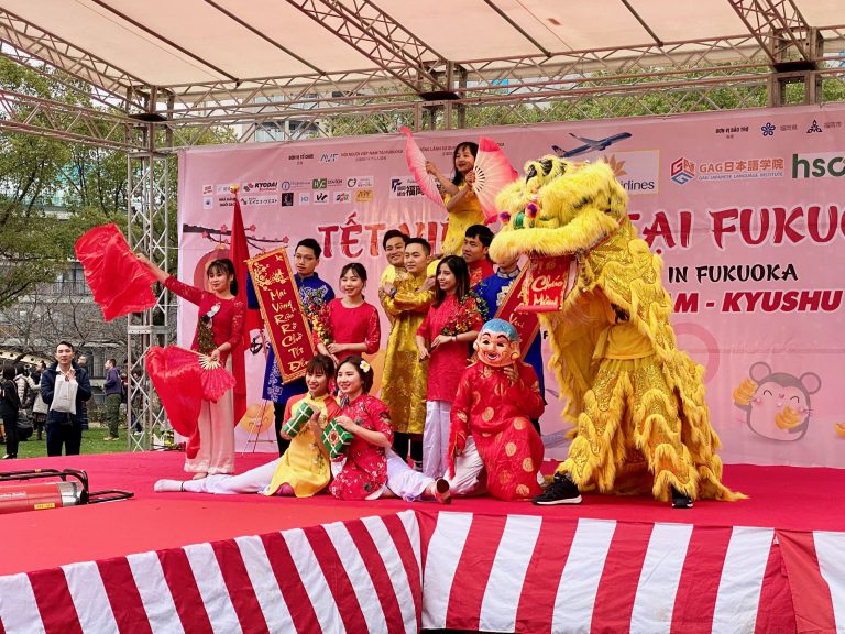 ベトナムのお正月イベントに駆け付けた陳・福岡総領事