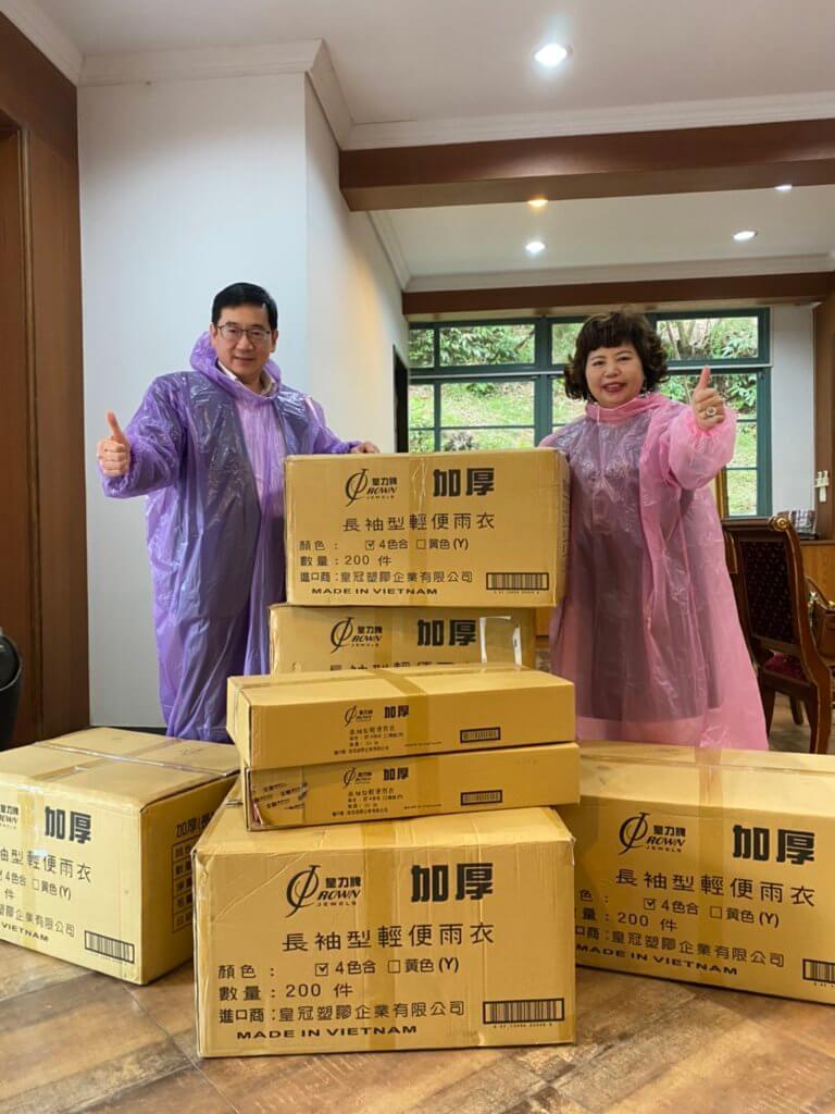 雨がっぱ1万着超を寄贈～台湾の医療組織や企業ら