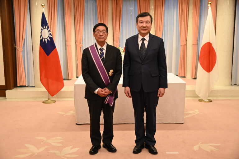 駐日代表李逸洋代表政府頒贈日本前駐南非大使牛尾滋「紫色大綬景星勳章」