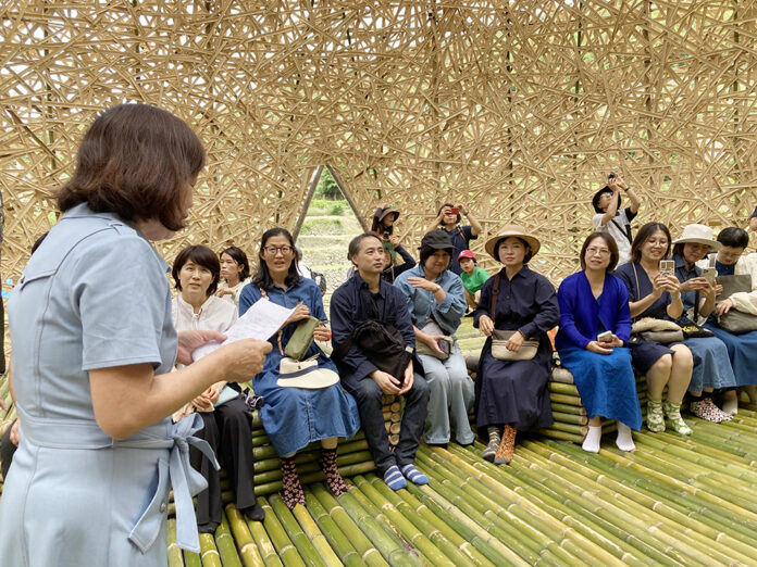 作者の奥様が作品の紹介をしている