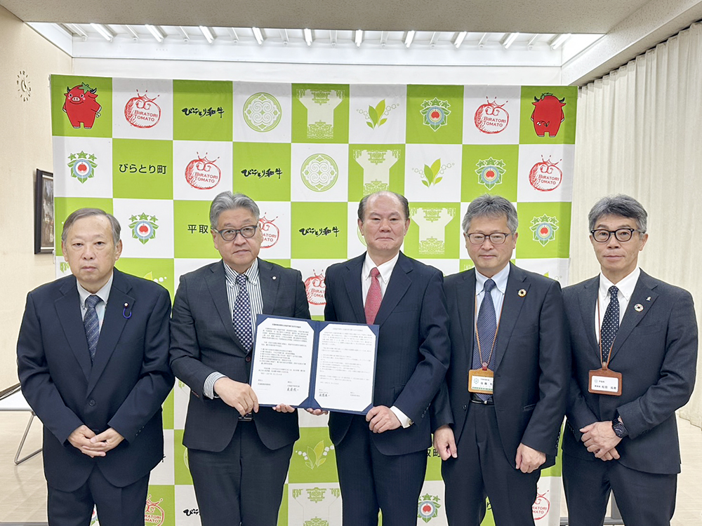 粘處長與遠藤町長左二、高山議長左一、佐藤副町長右二、松田教育長右一合影