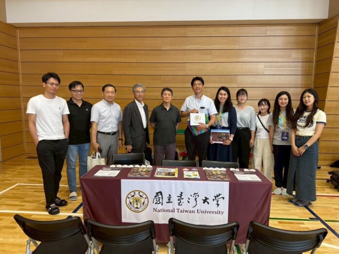 羅鴻健理事長(左から5番目)と卒業生および在学生の集合写真 羅鴻健理事長(左から5番目)と卒業生および在学生の集合写真