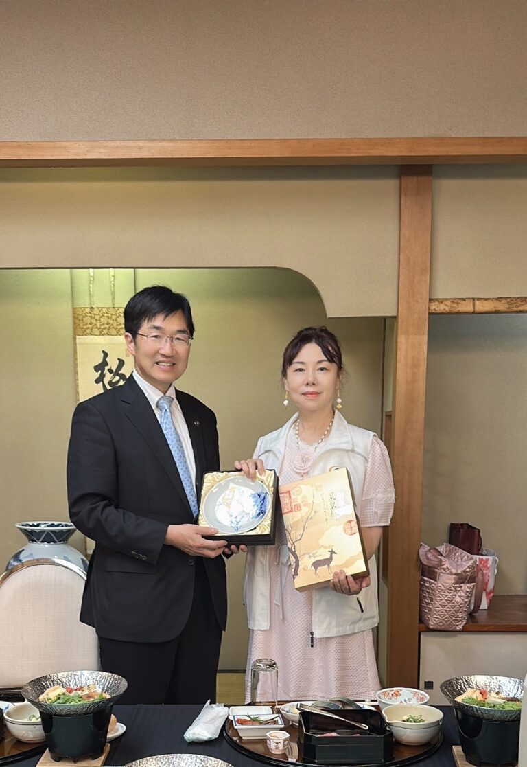 雙方互贈禮物為交流情誼 左：長浜市長淺見宣義 右：台日文化傳承交流協會會長正田千媛