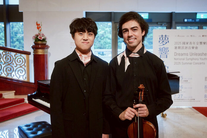 記者会見会場での若手音楽家の演奏シーン、演奏者（左）ピアノ／鄭勝豪、（右）ヴィオラ／Alejandro Paris Cabezudo