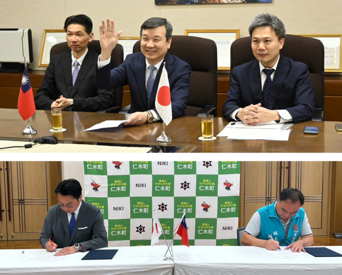 駐日李大使李逸洋(中)線上見證 駐日李大使李逸洋(中)線上見證