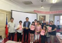 李安琪講師向參加學員說明在台灣客家人分佈的區域