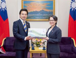 左：浅野哲青年局長　右：蕭美琴副総統（写真：総統府ホームページより）