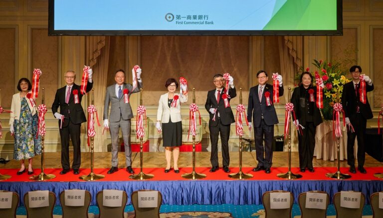 左4第一銀行董事長邱月琴 右4大阪府政策企畫部推進監多田一 右2南僑集團陳怡文董事長 右3大阪辦事處處長洪英傑