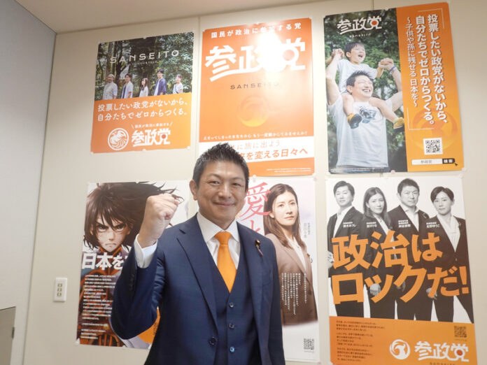 日本第27屆參議院大選，參政黨成為大黑馬，一舉拿下14席。外界看來，這是小黨創造的「奇蹟」。參政黨代表神谷宗幣認為，日本人說「日本人優先」是理所當然；參政黨在選前被愈罵愈紅，以及許多支持者被激起了愛國心，才是勝選因素。(圖\中央社)