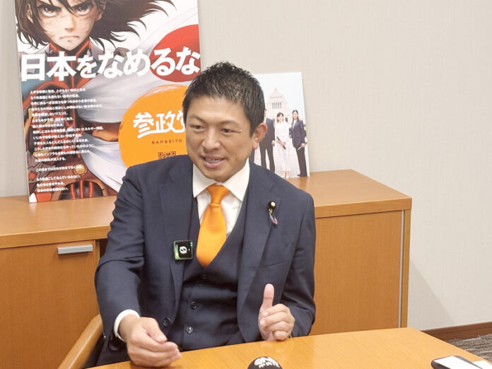 日本第27屆參議院大選,參政黨以一句「日本人優先」吸引選票,一舉奪下14席。然而,這個口號引發諸多爭議,有人批評這是極右主義、民族主義。神谷宗幣接受中央社專訪表示,當初提出這個口號,本意是希望管控過度的全球主義,而不是歧視外國人。(圖中央社) 日本第27屆參議院大選,參政黨以一句「日本人優先」吸引選票,一舉奪下14席。然而,這個口號引發諸多爭議,有人批評這是極右主義、民族主義。神谷宗幣接受中央社專訪表示,當初提出這個口號,本意是希望管控過度的全球主義,而不是歧視外國人。(圖\中央社)