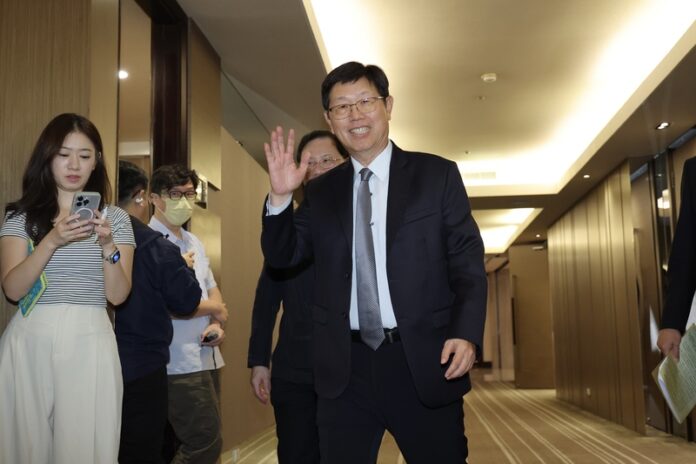 台湾区電機電子工業同業公会の理監事会が18日午後、台北の福華大飯店で開催され、鴻海董事長で同公会理事長の劉揚偉氏(前列中央)が出席した(写真中央社) 台湾区電機電子工業同業公会の理監事会が18日午後、台北の福華大飯店で開催され、鴻海董事長で同公会理事長の劉揚偉氏(前列中央)が出席した(写真\中央社)