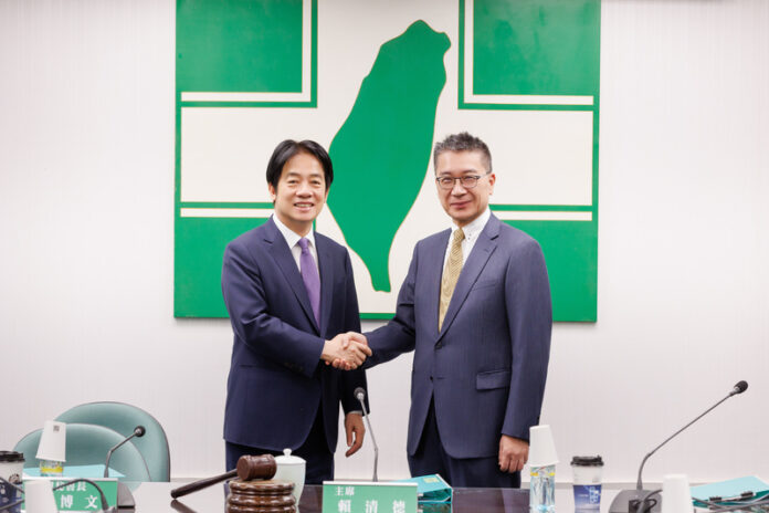 民進党の秘書長に就任する予定の徐国勇氏（右）と握手をする同党主席の頼清徳総統(写真／中央社)