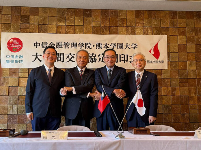 左起中信金融管理學院施光訓校長、中信銀行國際事務最高顧陶馮寄台、熊本銀行頭取坂木俊宏、熊本學院大學校長林裕 左起中信金融管理學院施光訓校長、中信銀行國際事務最高顧陶馮寄台、熊本銀行頭取坂木俊宏、熊本學院大學校長林裕