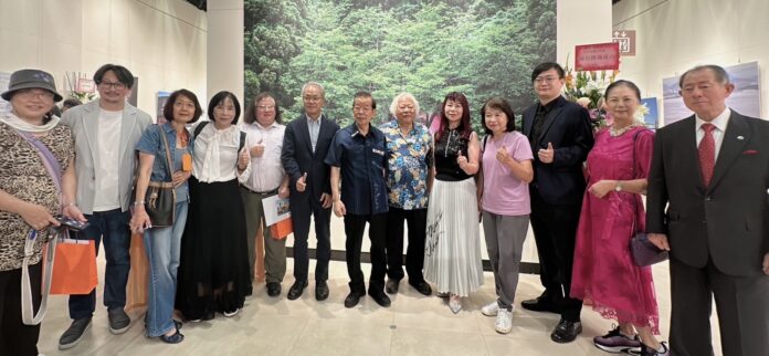 中(國家資政謝長廷)、中右1(劉俊茂)、中右2(台日文化傳承交流協會會長正田千媛)、最右1(育櫻會理事長松澤寛文) 中(國家資政謝長廷)、中右1(劉俊茂)、中右2(台日文化傳承交流協會會長正田千媛)、最右1(育櫻會理事長松澤寛文)