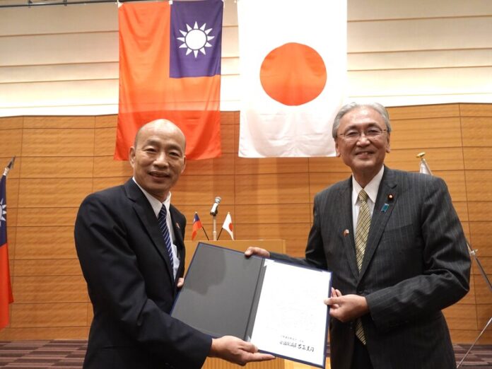 韓国瑜立法院長(左)と日華懇会長の古屋圭司衆院議員(右)(写真=中央社) 韓国瑜立法院長(左)と日華懇会長の古屋圭司衆院議員(右)(写真=中央社)