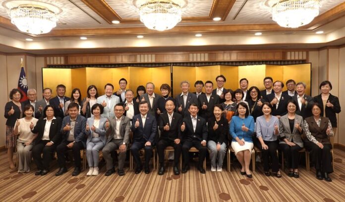 韓國瑜率台日交流聯誼會訪日，26日晚間出席駐日代表李逸洋所設歡迎宴（圖/中央社）