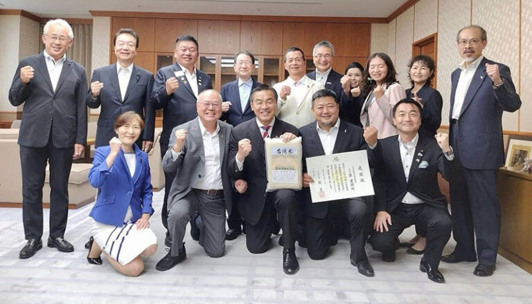 台日產經友好促進會會長葉建揚(前排右2)率團拜會日本石川縣知事馳浩(前排中)贈台灣米至石川災區