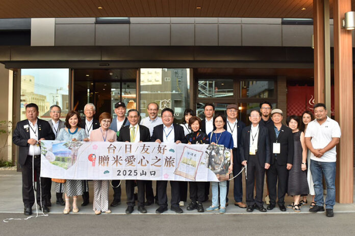 日本の米不足を受け、台湾産米を寄贈する訪日団が安倍昭恵氏(左7)と昼食 日本の米不足を受け、台湾産米を寄贈する訪日団が安倍昭恵氏(左7)と昼食