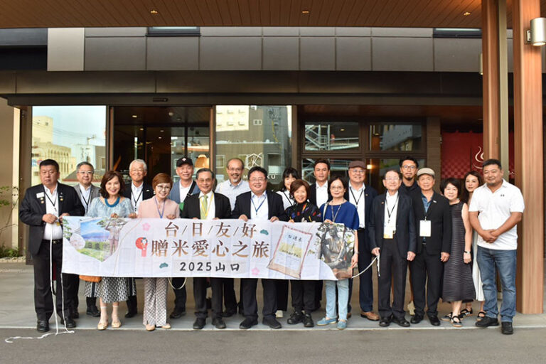 日本の米不足を受け、台湾産米を寄贈する訪日団が安倍昭恵氏（左7）と昼食