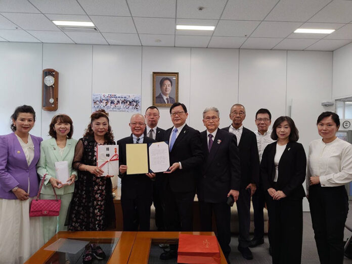 陳天隆會長偕同關西僑胞代表一行前往駐大阪辦事處捐款,由洪英傑處長代表接受 陳天隆會長偕同關西僑胞代表一行前往駐大阪辦事處捐款,由洪英傑處長代表接受