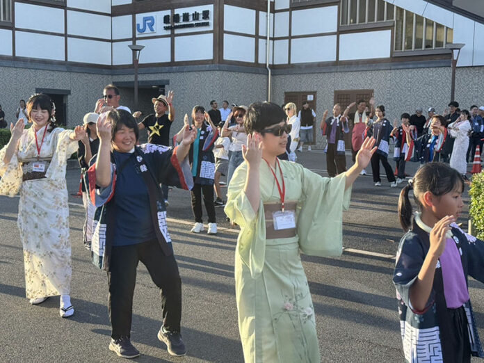 留學生穿浴衣參加盆舞