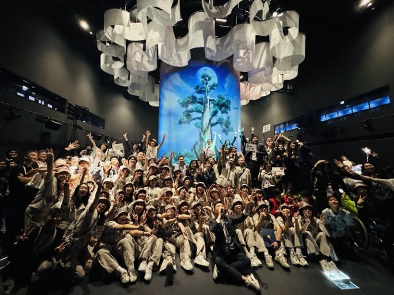 TECH WORLD館謝幕 黃志芳率工作人員最後巡禮(圖／中央社)