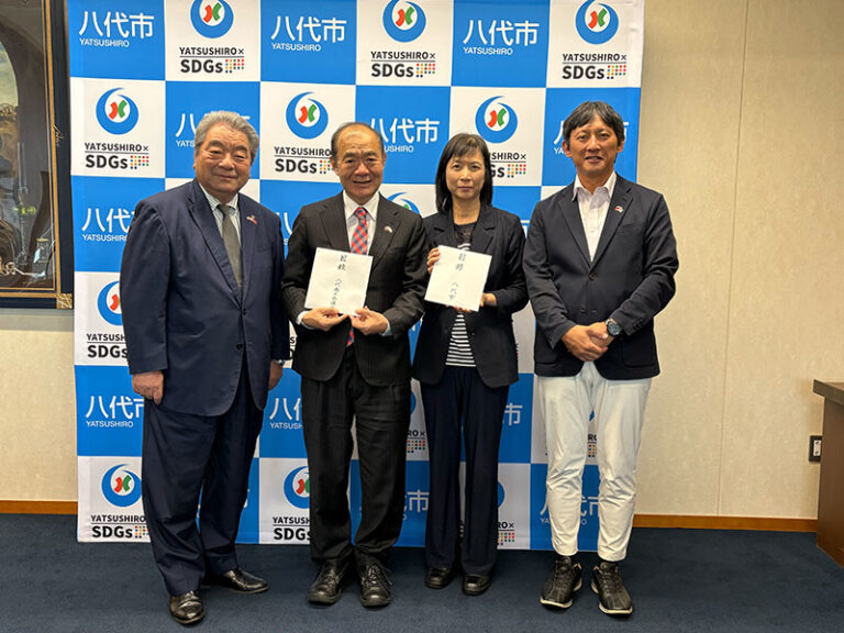 左起八代商工會議所會頭竹永淳一、陳銘俊處長、處長夫人鄭靜敏、八代市長小野泰輔