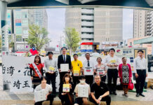 台湾・花蓮台風被害支援のため行われた募金活動の参加者による記念撮影