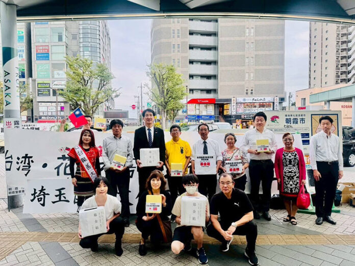 台湾・花蓮台風被害支援のため行われた募金活動の参加者による記念撮影