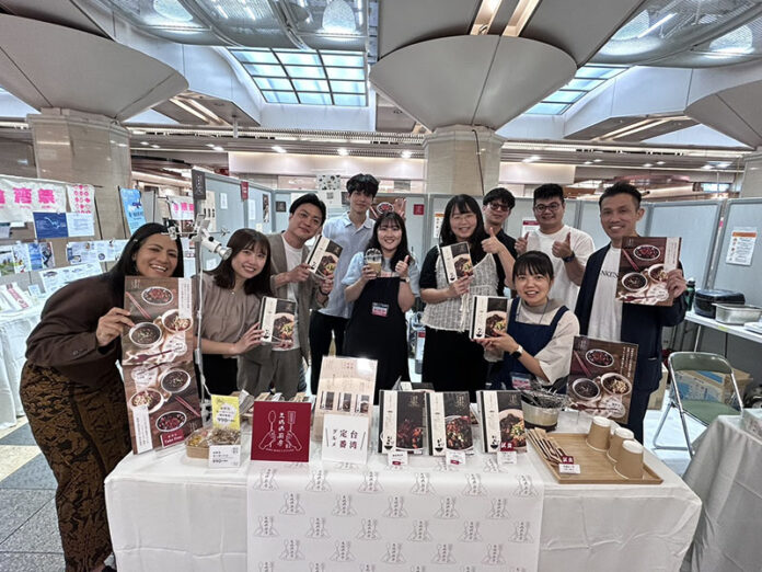 參加京都市役所前地下街「台灣祭」的台灣參展業者合影 參加京都市役所前地下街「台灣祭」的台灣參展業者合影