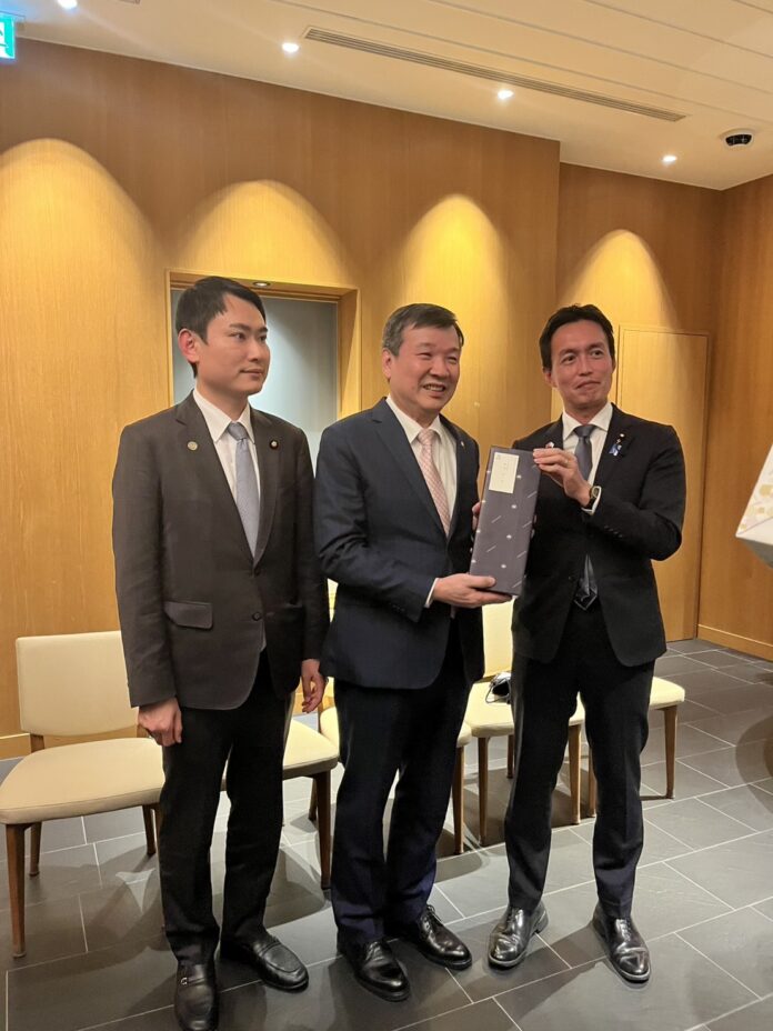 駐日代表李逸洋(中)宴請民進黨青年局長陳冠廷(左)等訪團成員,並與日本自民黨青年局長、眾議員平沼正二郎(右)等自民黨青年成員交流 駐日代表李逸洋(中)宴請民進黨青年局長陳冠廷(左)等訪團成員,並與日本自民黨青年局長、眾議員平沼正二郎(右)等自民黨青年成員交流